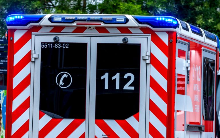 Auto-Unfall verletzt Jugendlichen schwer lebensbedrohlich.