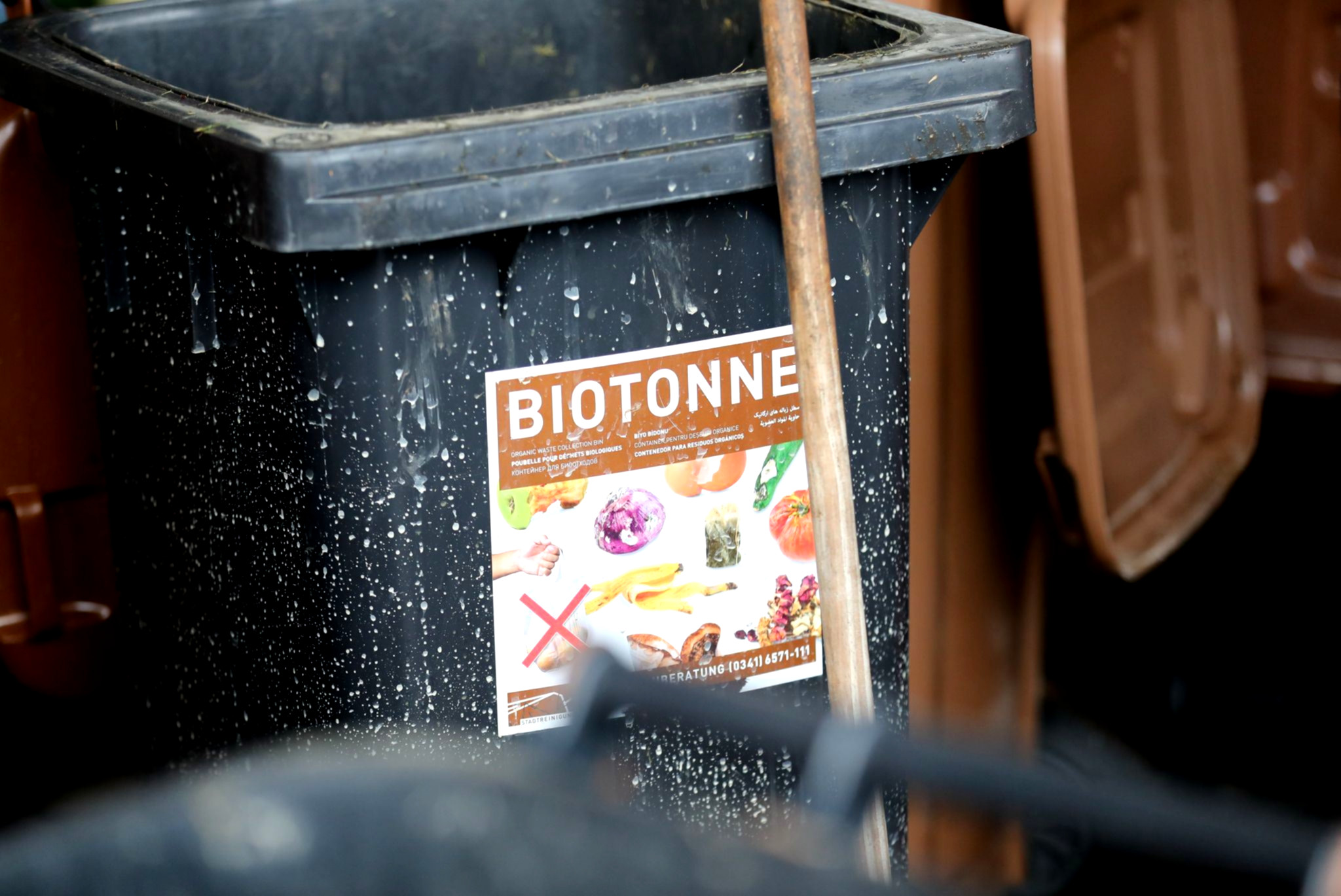 Falscher Müll bleibt in Biotonne.