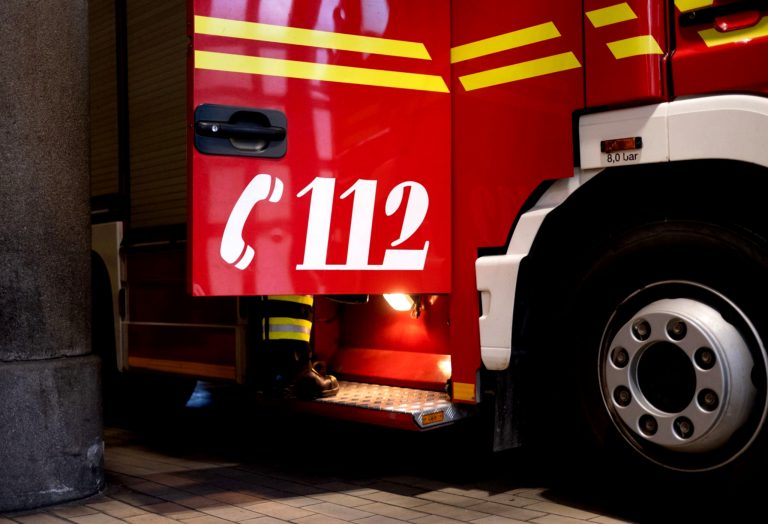 Feuer lodert an gelagerten Strohballen.
