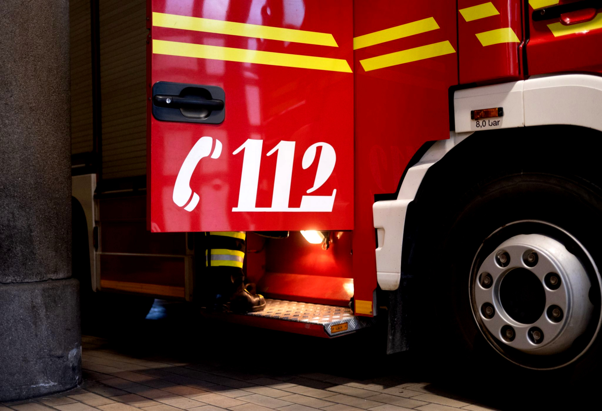 Feuer lodert an gelagerten Strohballen.