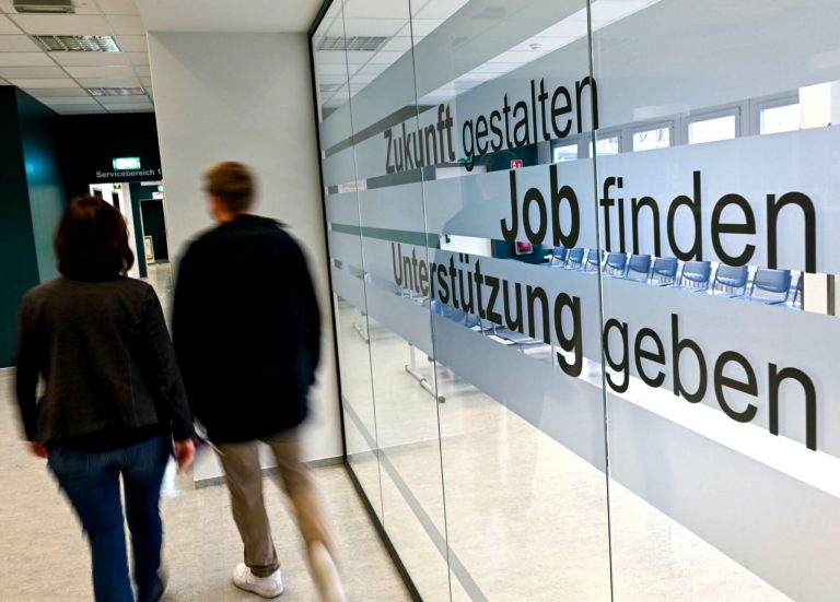 Hilfe erreicht Langzeitarbeitslose beim Neustart.