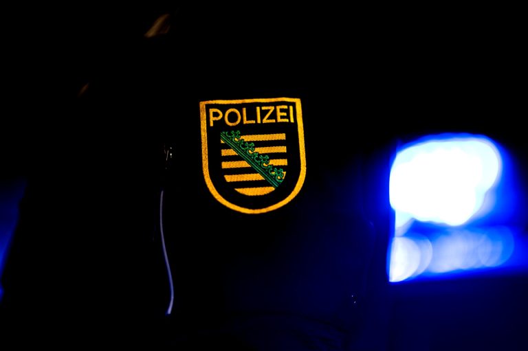 Jugendliche klettern auf hohen Mast.