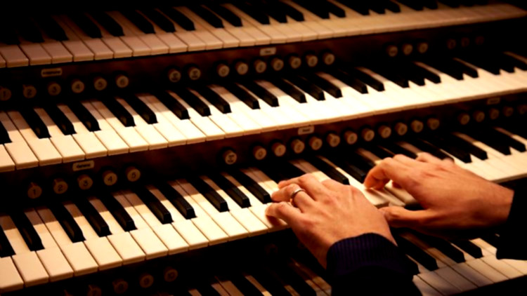 Freie Studienplätze im Fach Kirchenmusik in Sachsen Studierende proben Orgel in Kirche.