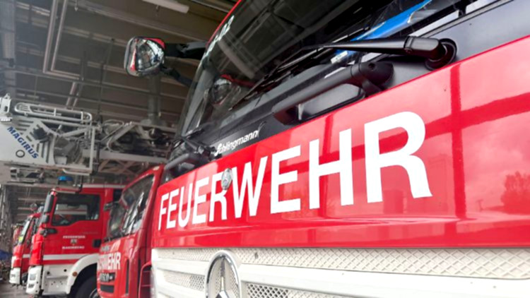 Transporter brennt, Polizei löscht erfolgreich.