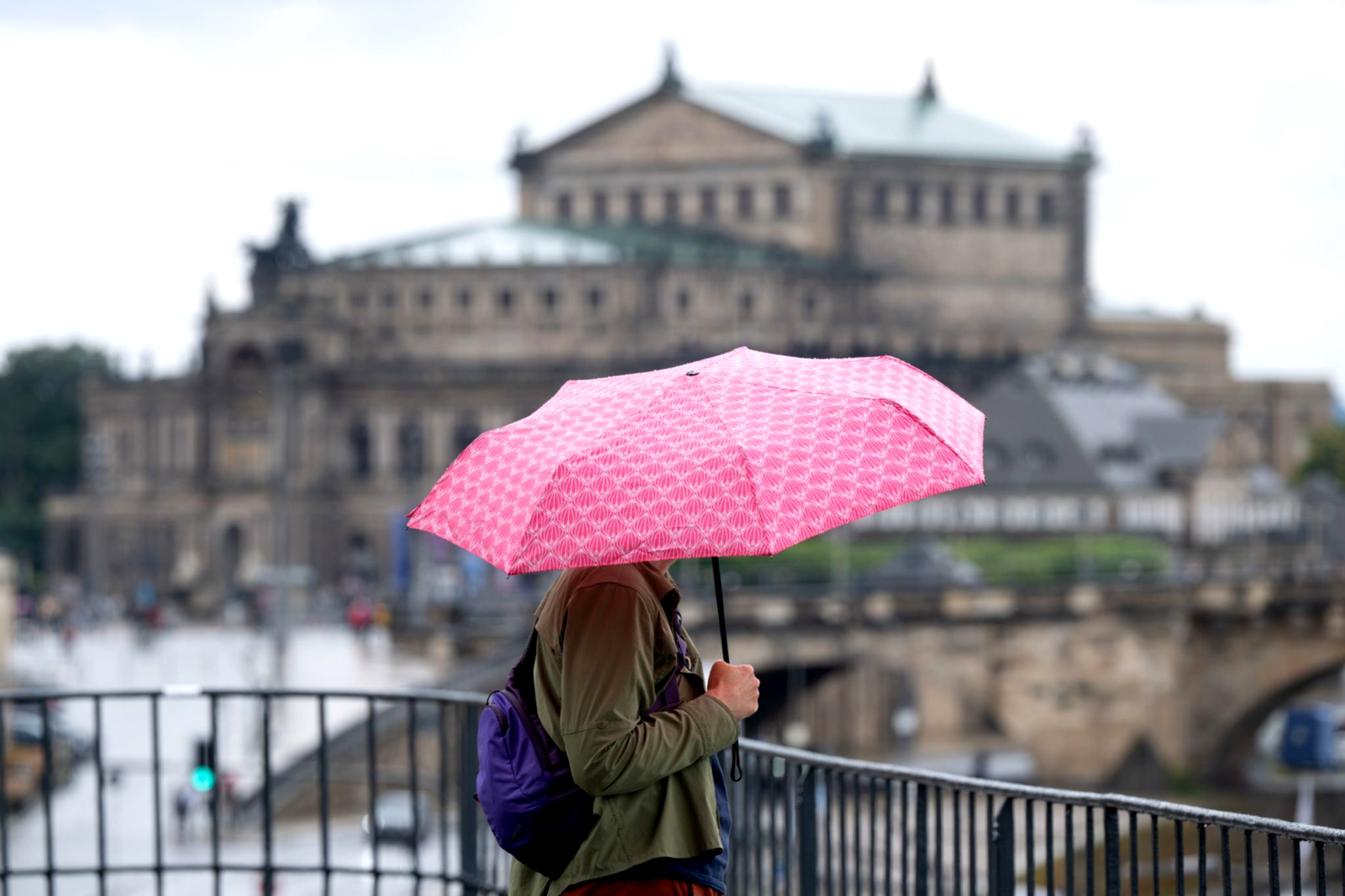 Jacke an, Regen und Sonne.