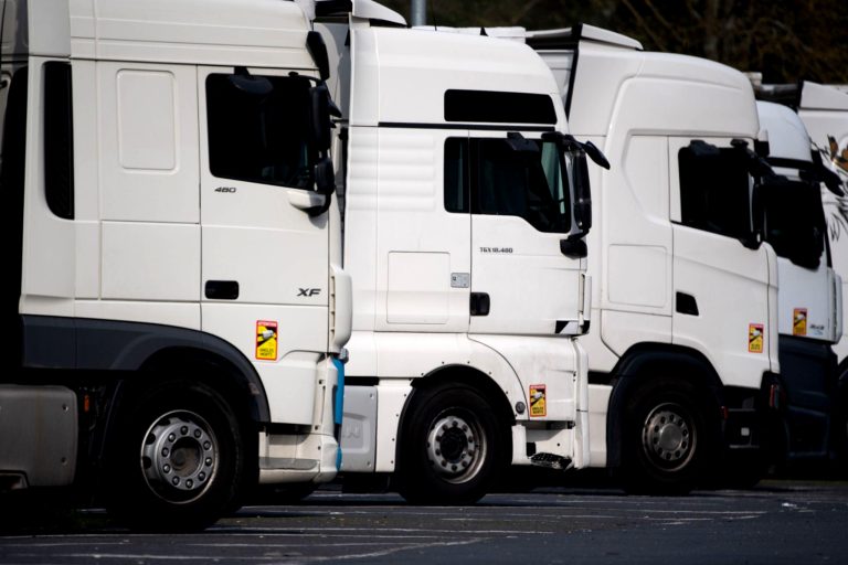 Mehr Lastwagen trotz Sonntagsfahrverbot unterwegs.