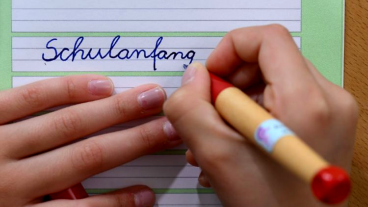 Mehr Schüler strömen ins Klassenzimmer.