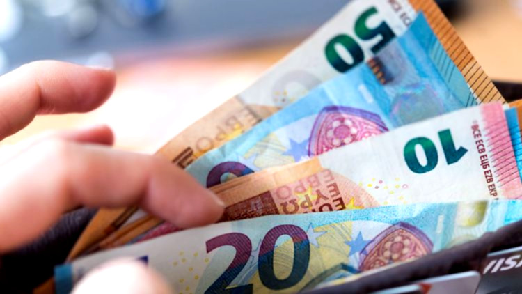 Mehr Geld landet bei Arbeitnehmern.