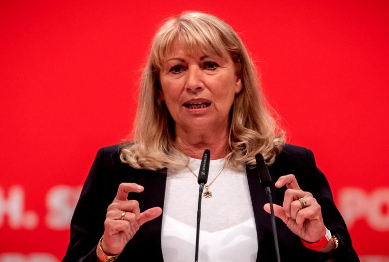 Ministerin verlangt Pflegekosten-Obergrenze jetzt.