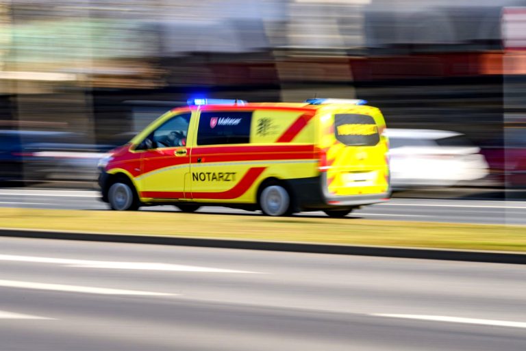 Motorrad am Straßenrand, Polizei ermittelt.