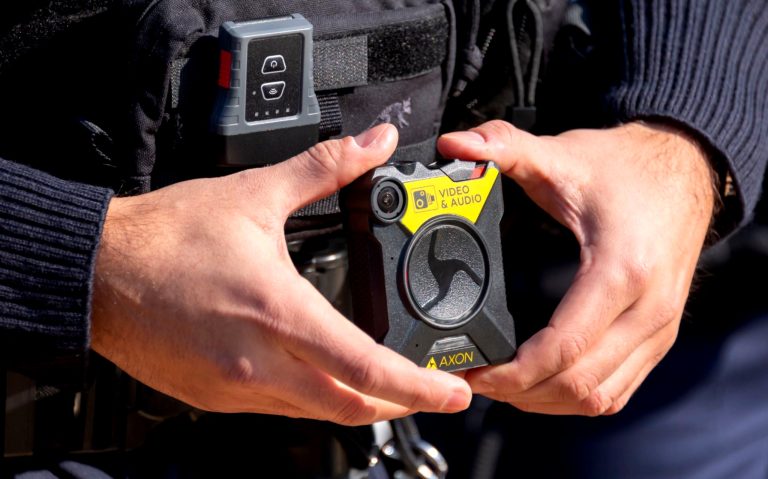 Polizisten tragen vermehrt Bodycams täglich.