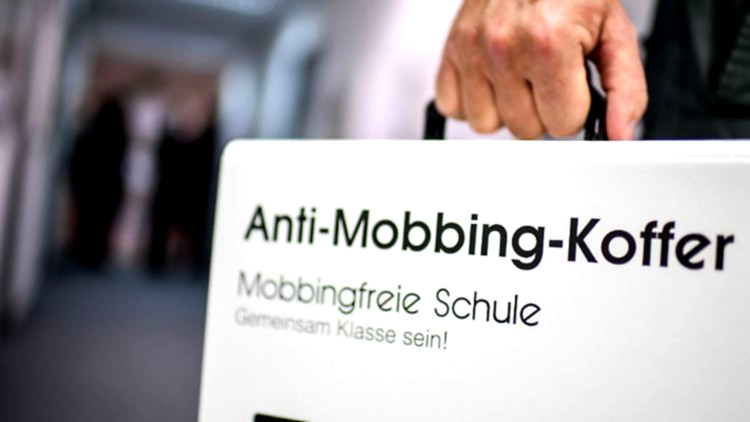 Schüler feiern friedliches Schulklima gemeinsam.
