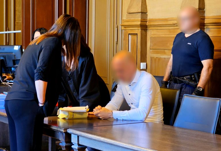 Blutiger Tatort, Polizei sichert Spuren.