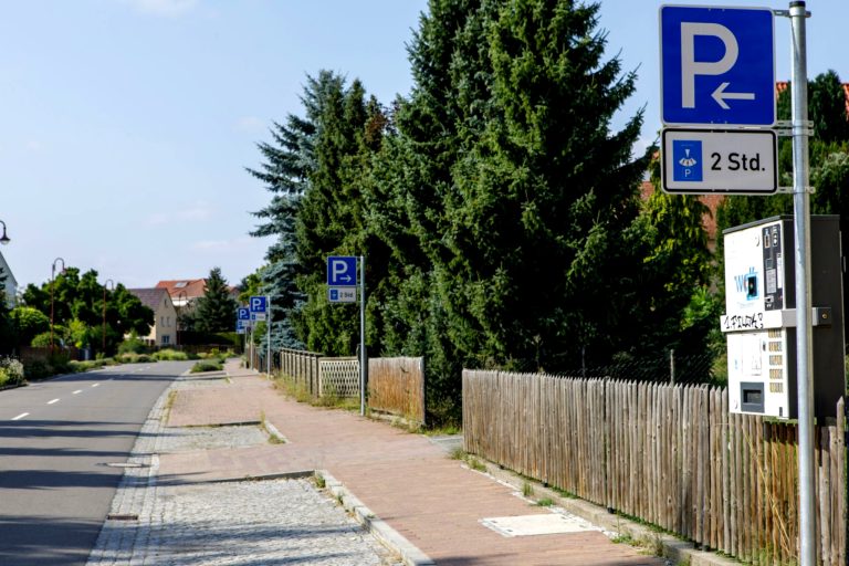 Schilderwald wächst, Störmthal protestiert laut.
