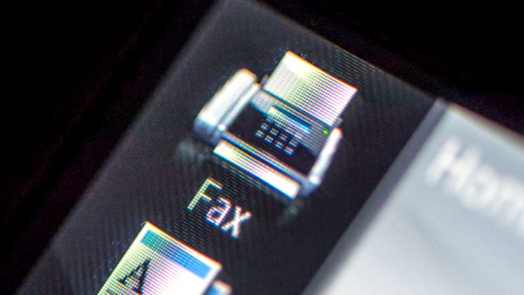 Faxgerät verstaubt in leeren Amtsstuben.