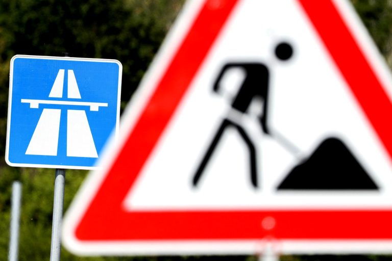Verkehrsbehinderungen durch Baustellen: Hier wird aktuell in Sachsen gebaut Bagger, Absperrungen, Straßenarbeiten, Stau, Sachsen