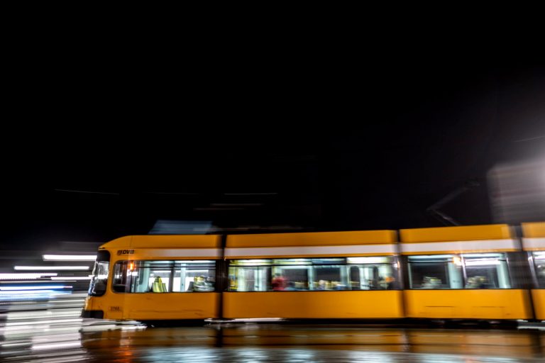 Mann bedroht Frau im Zug.