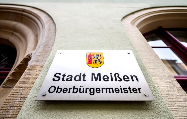 Wähler stimmen im Meißner Rathaus.