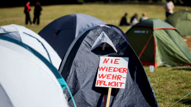 Politiker diskutieren Wehrdienst-Reformen kontrovers.