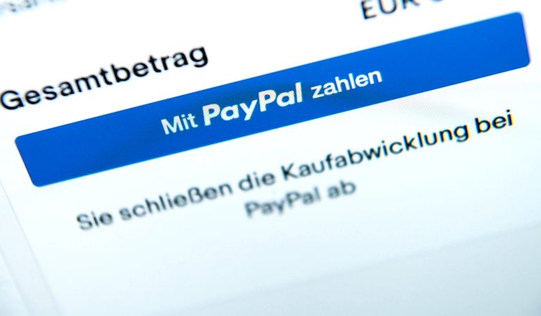 Vorsicht vor betrügerischen Anrufen im Namen von PayPal Telefon mit PayPal-Logo warnt Nutzer.